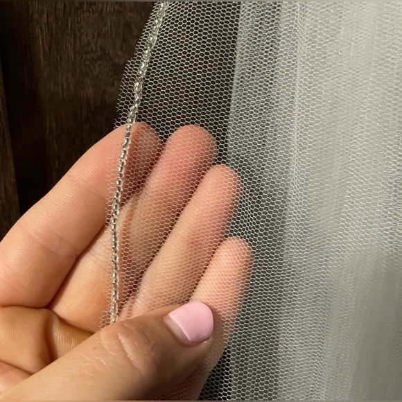 Elegant Cream Bridal Fingertip Wedding Veil - Picture 4 of 4